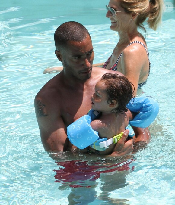Sunnery James et son fils Phyllon dans la piscine de l'hôtel Fontainebleau à Miami. Le 21 juin 2012.