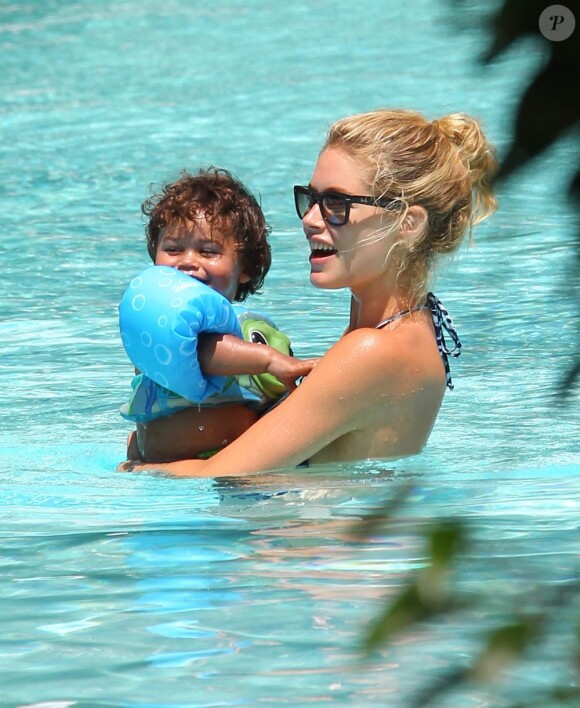 Doutzen Kroes et son fils Phyllon se détendent dans la piscine de l'hôtel Fontainebleau à Miami. Le 21 juin 2012.
