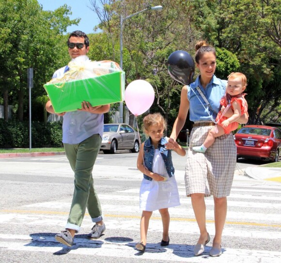 Virée shopping en famille pour Jessica Alba, Cash Warren et leurs filles Honor et Haven. A West Hollywood, le 23 juin 2012.