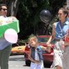 Jessica Alba profite de sa famille. A West Hollywood, le 23 juin 2012.
