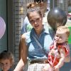 Honor et Haven profitent de leur maman Jessica Alba. A West Hollywood, le 23 juin 2012.