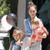 Les filles de Jessica Alba suivent les pas de modeuse de leur mère. A West Hollywood, le 23 juin 2012.