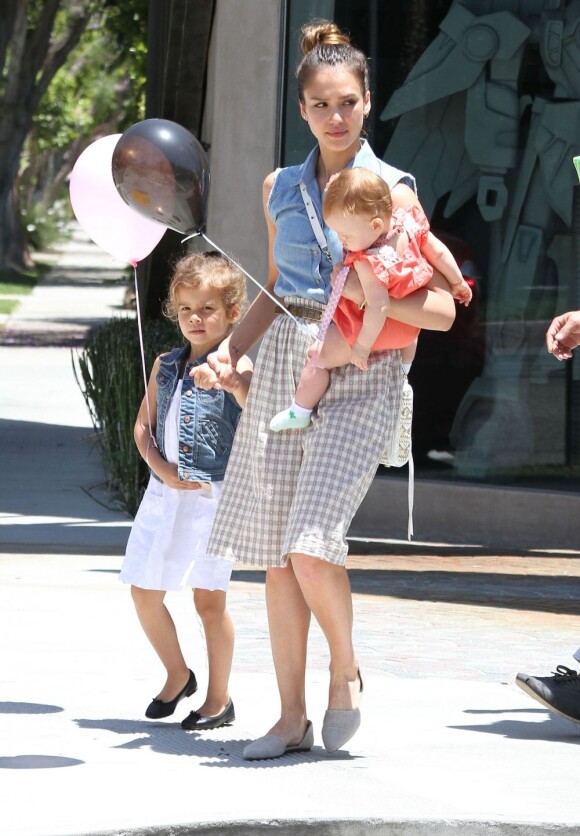 Les filles de Jessica Alba suivent les pas de modeuse de leur mère. A West Hollywood, le 23 juin 2012.