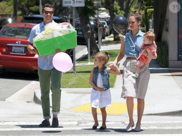 Jessica Alba profite de sa famille. A West Hollywood, le 23 juin 2012.