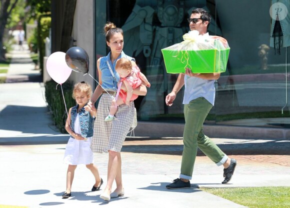 Jessica Alba et son mari amènent leur filles faire du shopping. A West Hollywood, le 23 juin 2012.