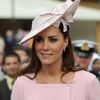 Chapeau et total look rose bonbon, la duchesse de Cambridge Kate Middleton ne fait jamais de faux pas
