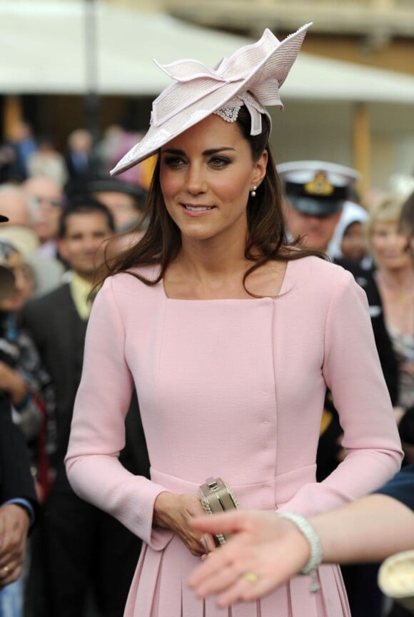 Chapeau et total look rose bonbon, la duchesse de Cambridge Kate Middleton ne fait jamais de faux pas