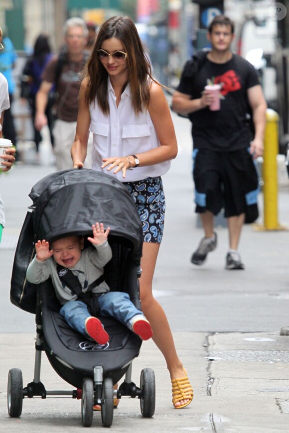 Miranda Kerr face au caprice de son fils Flynn dans les rues de New York le 25 juin 2012