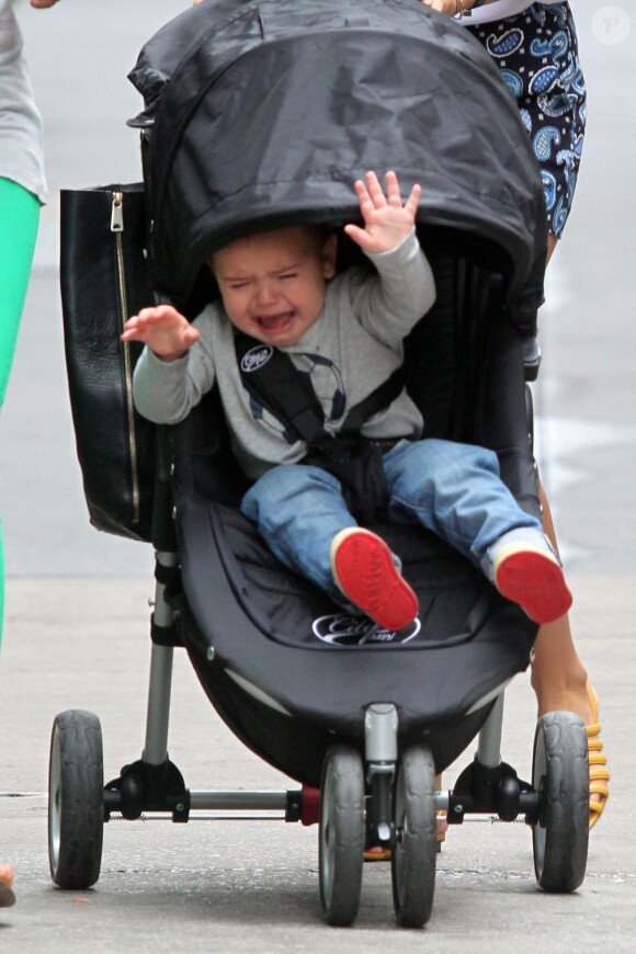 Flynn en plein caprice avec sa maman Miranda Kerr dans les rues de New York le 25 juin 2012