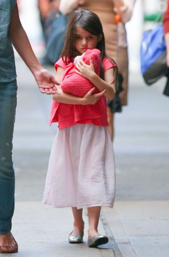 Suri Cruise se balade avec sa mère Katie Holmes à New York, le 25 juin 2012.