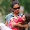 Suri Cruise, visiblement mécontente, se fait porter comme un petit bébé par sa mère Katie Holmes. New York, le 25 juin 2012.