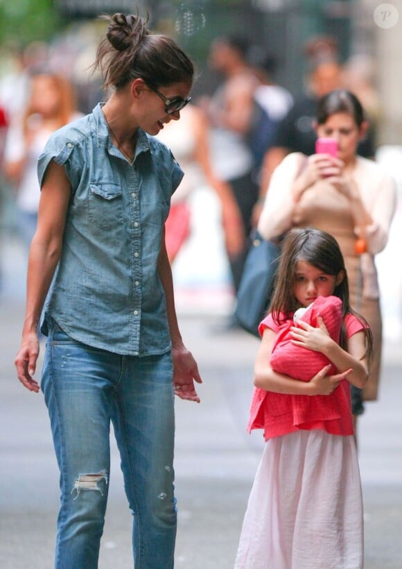 Katie Holmes a l'air d'être en pleine négociation avec sa fille Suri, qui fait un peu la tête. New York, le 25 juin 2012.