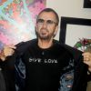 Le rockeur Ringo Starr au vernissage de son exposition à la Pop International Galleries de New York, le 25 juin 2012.