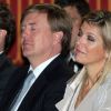 Sorti de son contexte, c'est à s'y méprendre... Mais le couple princier batave se penche sérieusement sur les grands problèmes du monde moderne !
Le prince Willem-Alexander et la princesse Maxima des Pays-Bas assistaient au 'TEDxBinnenhof Catwalk for Innovation' à La Haye le 25 juin 2012.