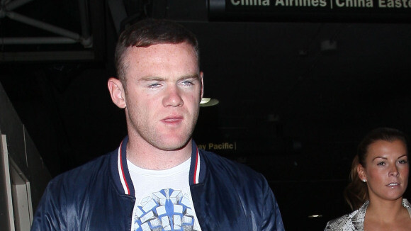 Wayne Rooney, le regard vide, débarque à Los Angeles avec sa douce Coleen