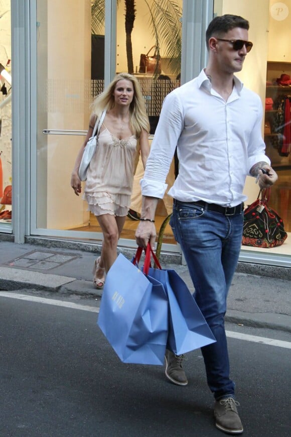 Michelle Hunziker et un ami en pleine séance de shopping à Milan, le 27 juin 2012.