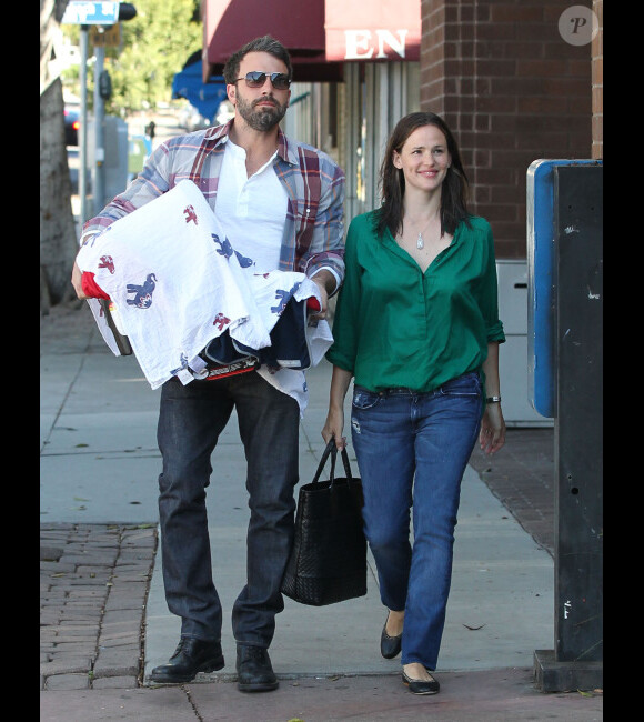 La belle Jennifer Garner et Ben Affleck se promènent avec leur petit Samuel, le 27 juin 2012 à Los Angeles