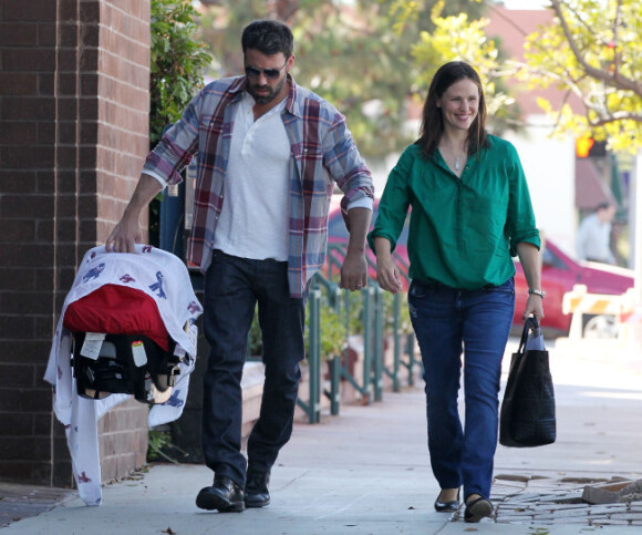 Jennifer Garner et Ben Affleck, souriants, se promènent avec leur petit Samuel, le 27 juin 2012 à Los Angeles