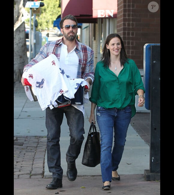 Jennifer Garner, souriante, et Ben Affleck se promènent avec leur petit Samuel, le 27 juin 2012 à Los Angeles