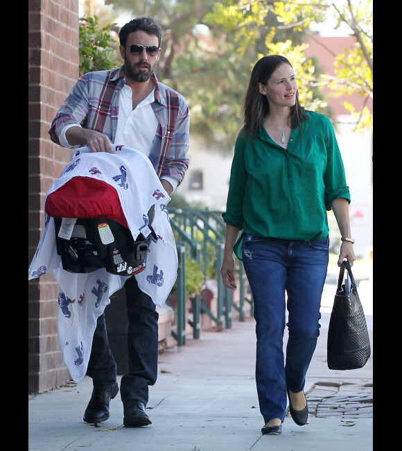 Jennifer Garner et Ben Affleck se promènent avec leur petit Samuel, le 27 juin 2012 à Los Angeles
