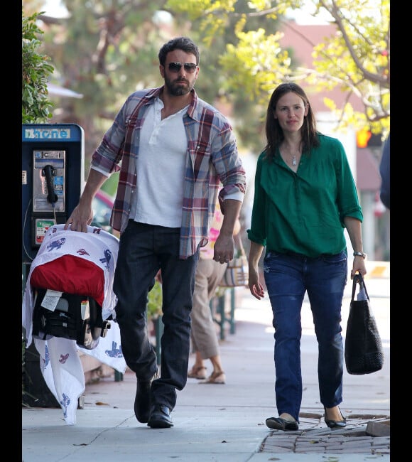 Jennifer Garner et Ben Affleck, toujours aussi amoureux, se promènent avec leur petit Samuel, le 27 juin 2012 à Los Angeles