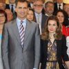 La traditionnelle photo de groupe des missins officielles... Le prince Felipe et la princesse Letizia d'Espagne prenaient part le 28 juin 2012 à l'Université de Gérone à une rencontre avec les membres de l'Assemblée générale de la Conférence des recteurs des universités espagnoles (CRUE) et les membres du Comité exécutif de la Fondation Prince de Gérone, à la veille du Forum Impulsa.