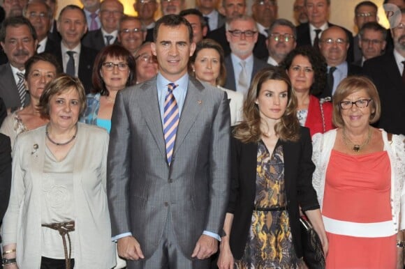 La traditionnelle photo de groupe des missins officielles... Le prince Felipe et la princesse Letizia d'Espagne prenaient part le 28 juin 2012 à l'Université de Gérone à une rencontre avec les membres de l'Assemblée générale de la Conférence des recteurs des universités espagnoles (CRUE) et les membres du Comité exécutif de la Fondation Prince de Gérone, à la veille du Forum Impulsa.