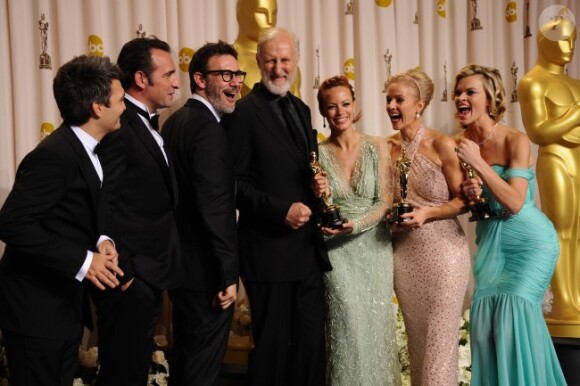 Jean Dujardin, Michel Hazanavicius, Bérénice Bejo, Thomas Langmann et toute l'équipe de The Artist lors des Oscars, en février 2012 à Los Angeles.