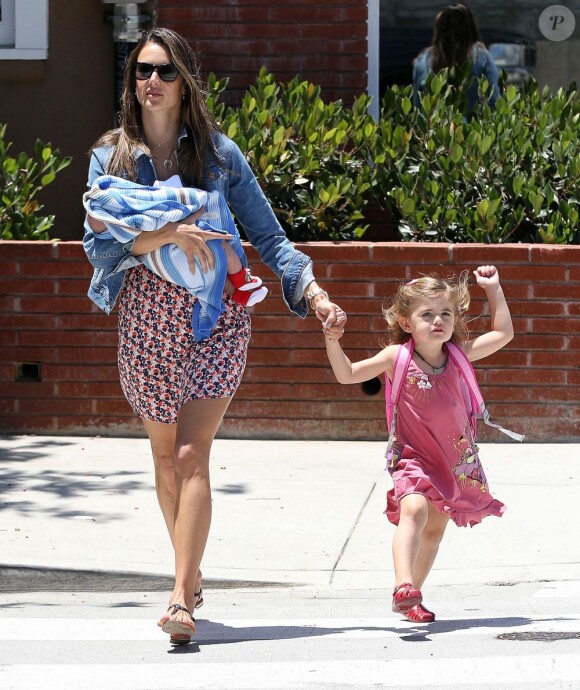 Sortie familiale pour Alessandra Ambrosio dans les rues de Los Angeles. Le 29 juin 2012