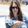 Alessandra Ambrosio dans les rues de Los Angeles se promène avec ses deux enfants. Première sortie pour son bébé Noah né en mai 2012