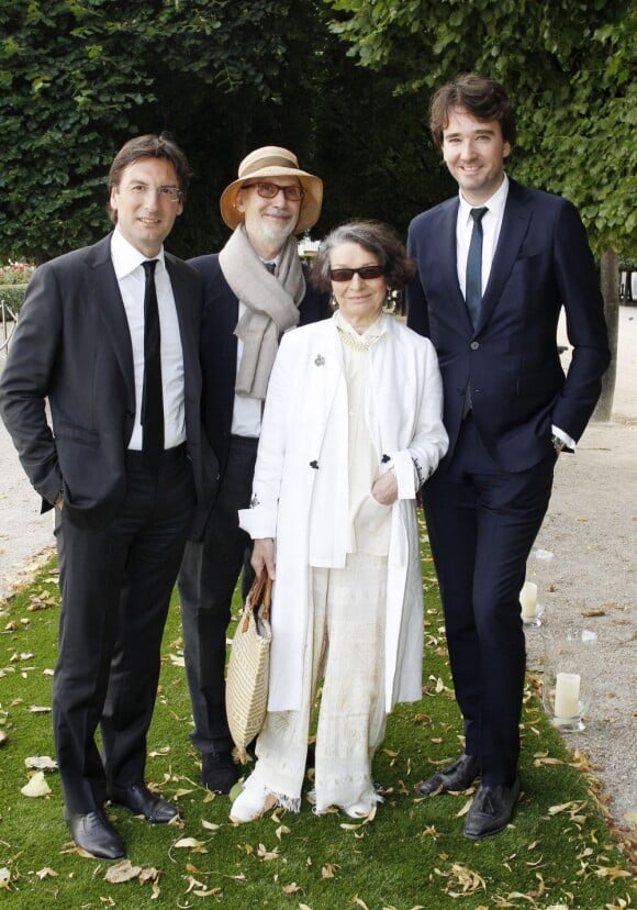 Pietro Beccari, Olga Berluti et son mari Guy Chouinard, et Antoine Arnault à la présentation de la collection Berluti Printemps-Ete 2013 au Palais Royal, à Paris, le 29 juin 2012.