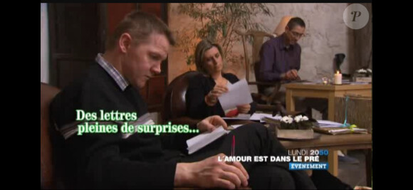 Premières images de L'amour est dans le pré, saison 7, lundi 2 juillet 2012 sur M6 - Les agriculteurs en pleine lecture