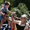 Sharon Stone en balade avec son fils Quinn près de la tour Eiffel à Paris, le 1er juillet 2012.