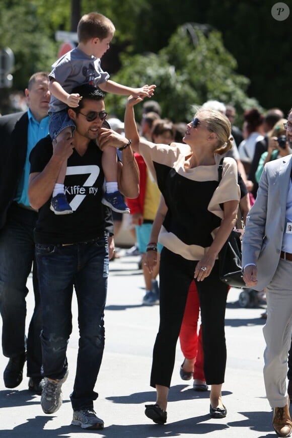 Sharon Stone en balade avec son fils Quinn près de la tour Eiffel à Paris, le 1er juillet 2012.