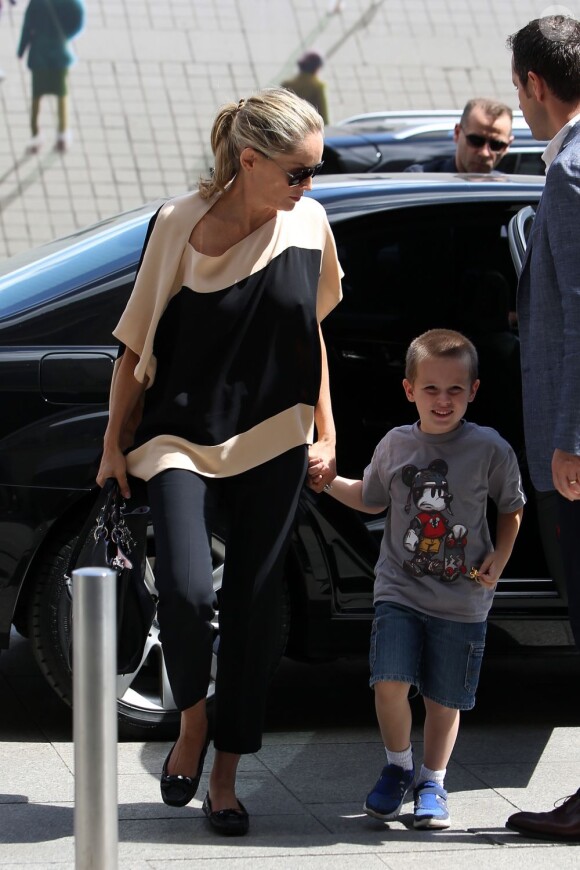 Sharon Stone en balade avec son fils Quinn à Paris, le 1er juillet 2012.