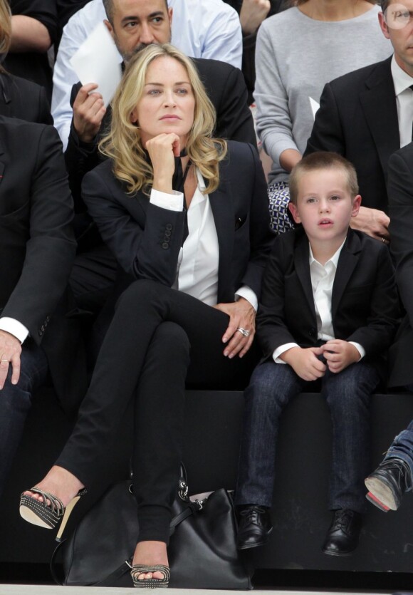 Sharon Stone avec son fils Quinn au défilé Dior Homme, à Paris, le 30 juin 2012.