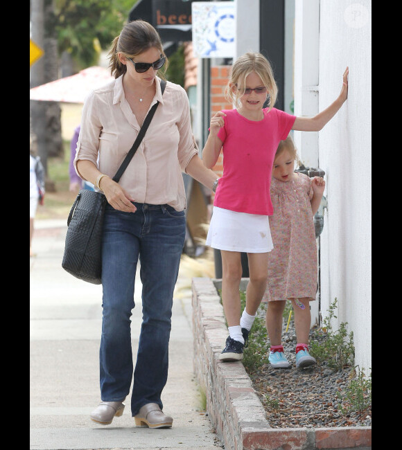 Jennifer Garner aux côtés de ses fillettes Violet et Seraphina, le 2 juillet 2012 à Los Angeles