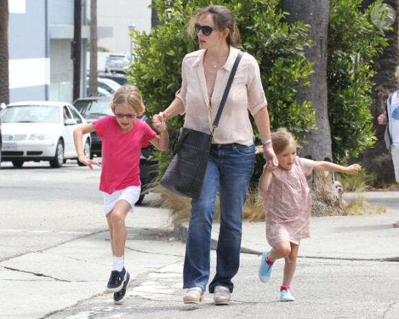 Jennifer Garner aux côtés de ses fillettes Violet et Seraphina, le 2 juillet 2012 à Los Angeles