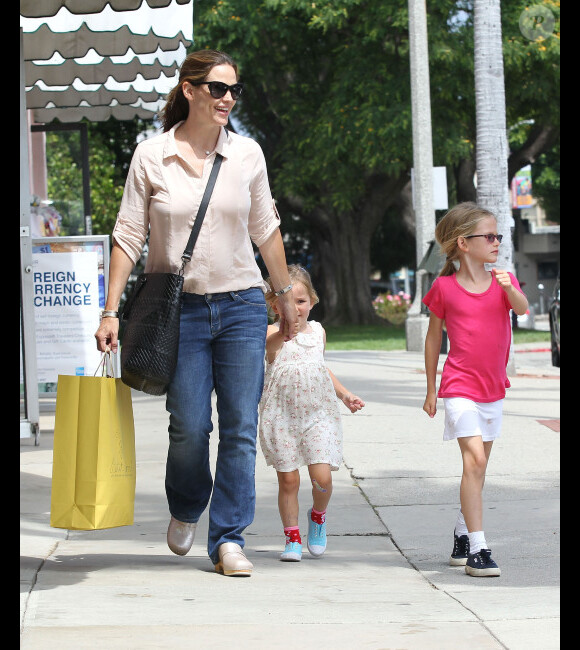 Jennifer Garner aux côtés de ses fillettes Violet et Seraphina, le 2 juillet 2012 à Los Angeles