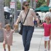 Jennifer Garner aux côtés de ses fillettes Violet et Seraphina, le 2 juillet 2012 à Los Angeles