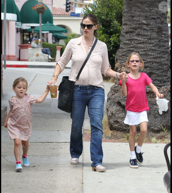Jennifer Garner aux côtés de ses fillettes Violet et Seraphina, le 2 juillet 2012 à Los Angeles