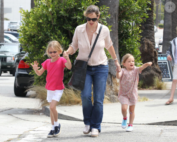 Jennifer Garner aux côtés de ses fillettes Violet et Seraphina, le 2 juillet 2012 à Los Angeles - La maman est toujours aussi complice avec ses filles