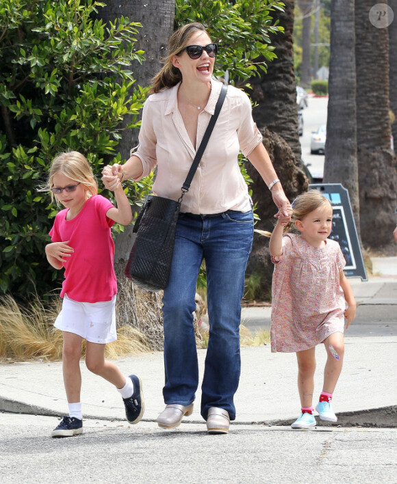 Jennifer Garner et ses filles Violet et Seraphina, le 2 juillet 2012 à Los Angeles
