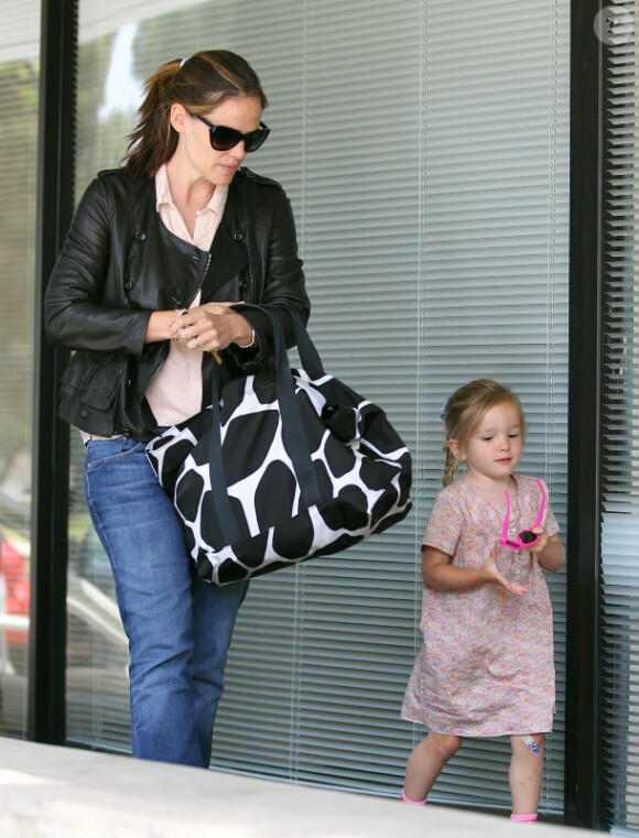 Jennifer Garner et ses filles Violet et Seraphina, le 2 juillet 2012 à Los Angeles