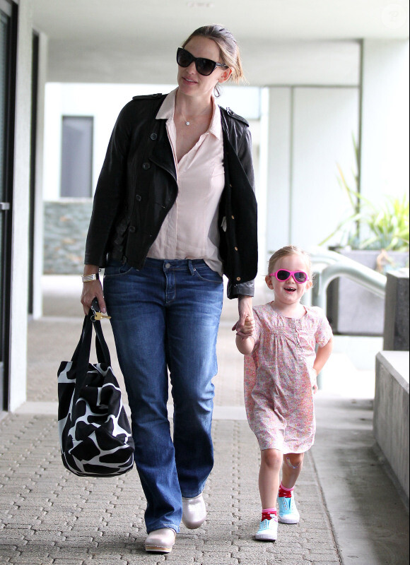 Jennifer Garner et Seraphina, le 2 juillet 2012 à Los Angeles - La petite fille imite sa maman en arborant ses lunettes de soleil roses