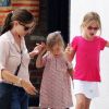 Jennifer Garner et ses filles Violet et Seraphina, le 2 juillet 2012 à Los Angeles - Les petites filles s'amusent