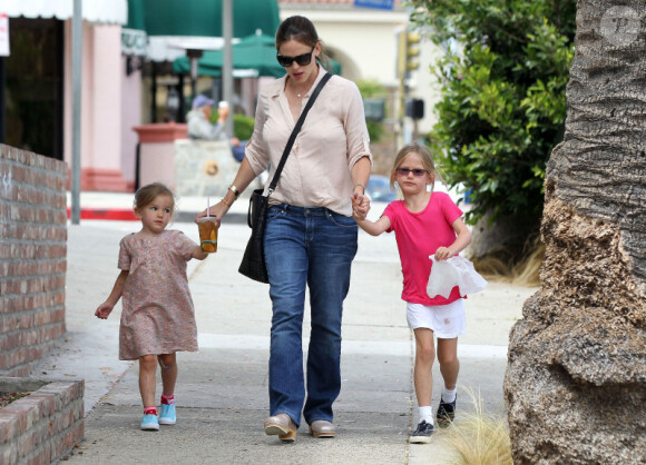 Jennifer Garner et ses filles Violet et Seraphina, le 2 juillet 2012 à Los Angeles