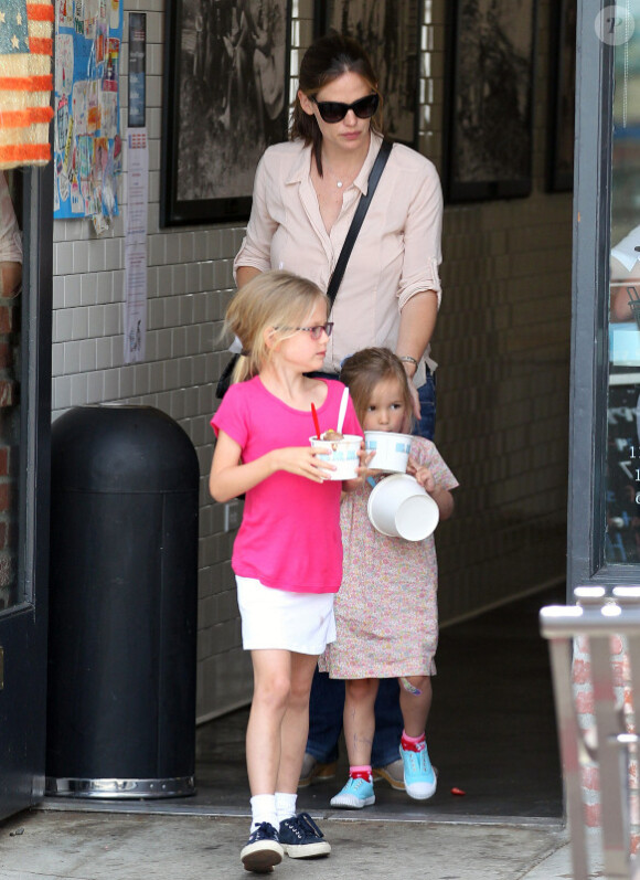 Jennifer Garner et ses filles Violet et Seraphina, le 2 juillet 2012 à Los Angeles - Elles savourent une glace
