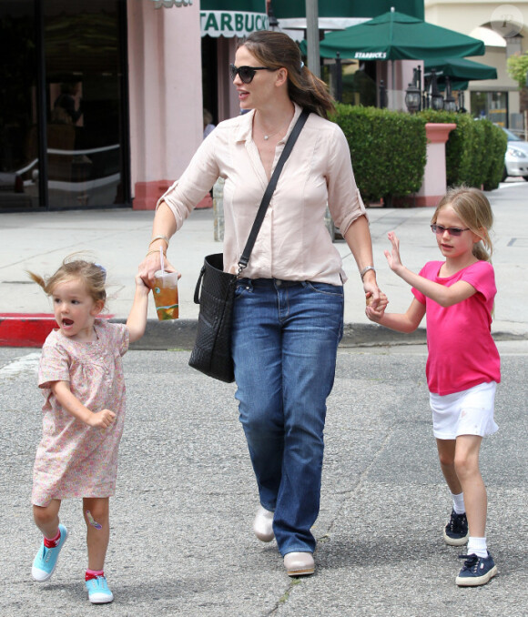 Jennifer Garner et ses filles Violet et Seraphina, le 2 juillet 2012 à Los Angeles