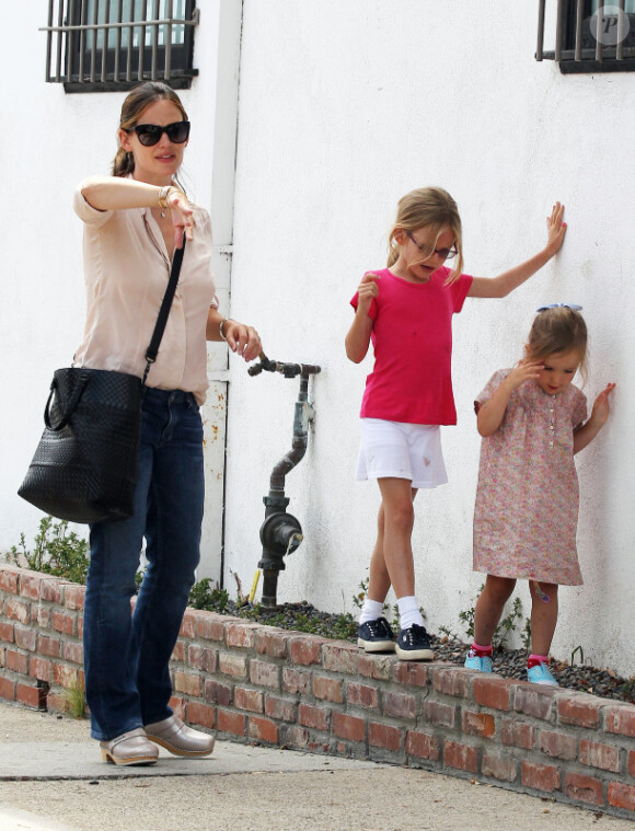 Jennifer Garner et ses filles Violet et Seraphina, le 2 juillet 2012 à Los Angeles